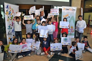 Il presidente ACI Angelo Sticchi Damiani con i bambini