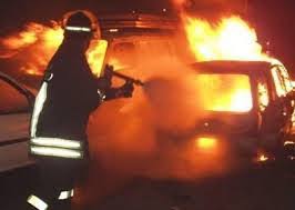 Pompieri e auto incendiata