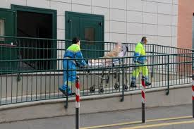 Pronto soccorso donna in lettiga