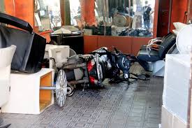 Scooter dentro parrucchiere