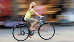 donna in bicicletta