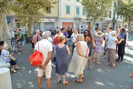 gente in piazza destate
