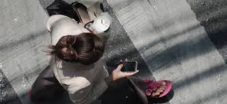 ragazza al cellulare