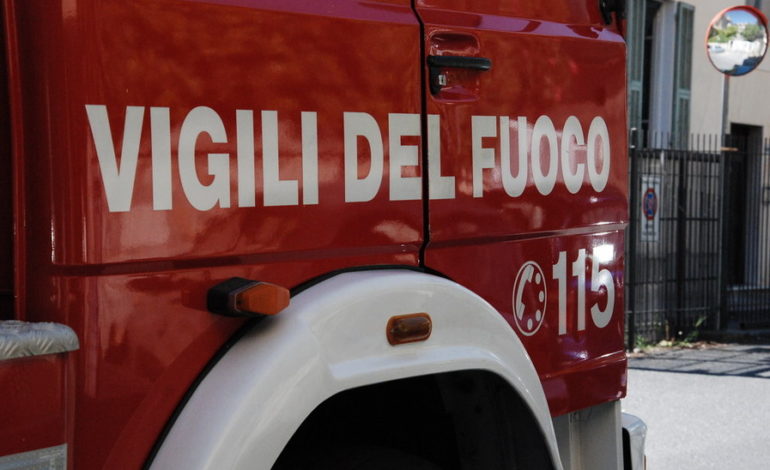 Antignano, auto a fuoco in piazza Bartolomei