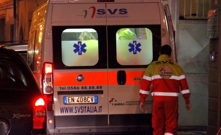 Travolta da un’ambulanza in contromano: grave scooterista