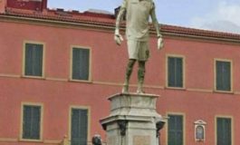 Pisa: Pinsoglio sulla statua al posto di Ferdinando