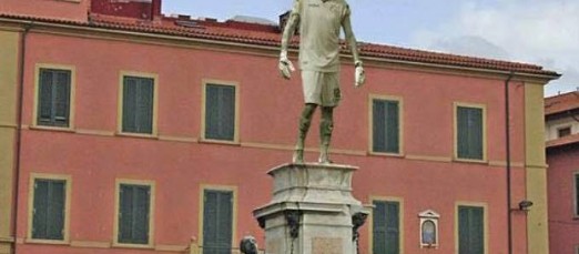Pisa: Pinsoglio sulla statua al posto di Ferdinando