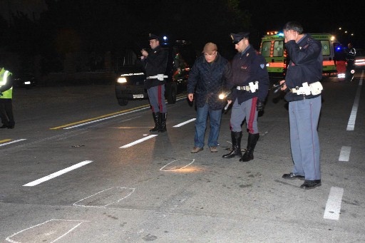 Urta le auto in sosta e si ribalta