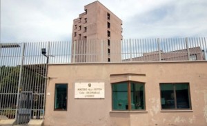 Detenuto tenta suicidio nel carcere Livorno