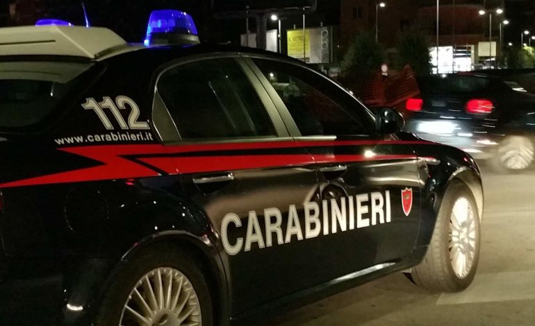 Tenta di rubare uno scooter, ma i vicini chiamano i carabinieri. In arresto 45enne