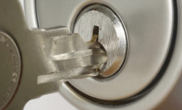 Centro: serrature otturate dalla colla