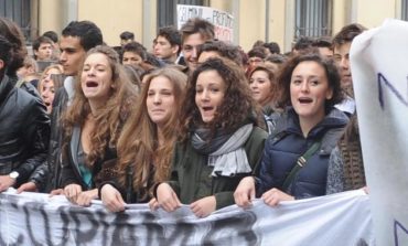 Licei a numero chiuso: in piazza gli studenti del Cecioni. Martedi dibattito in TV