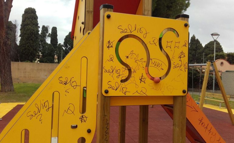 Già danneggiata la nuovissima area giochi di Parco Terracini