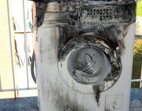 Lavatrice in corto circuito: appartamento a fuoco