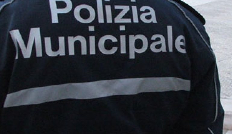 Con la patente ritirata, non rispetta la corsia di marcia: denunciato