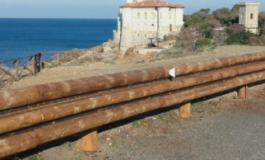 Romito: guard-rail in legno lungo la scogliera