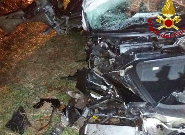Schianto contro un albero nella notte: muore una donna di 21 anni