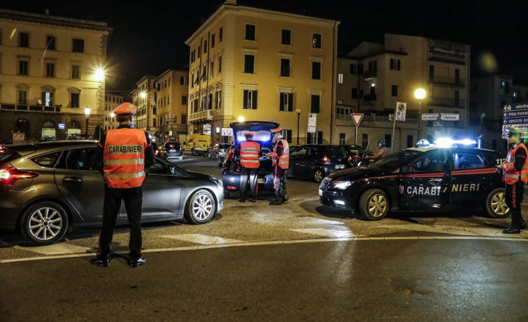 Ruba su un’auto e un camper in sosta: arrestato marocchino