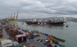 Maxi nave container in porto