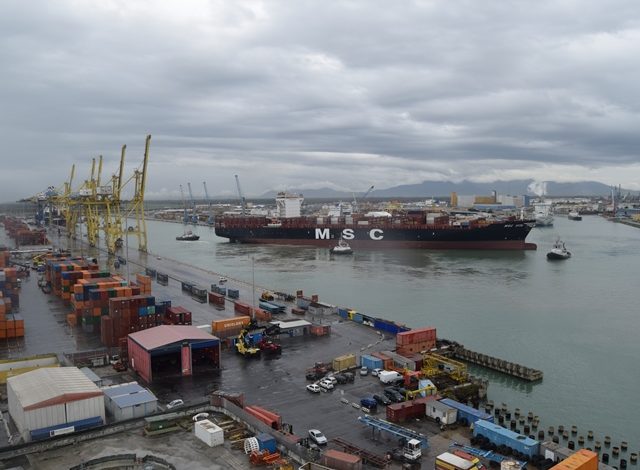 Maxi nave container in porto