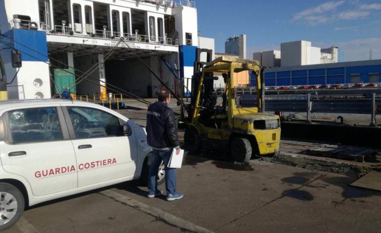 Porto: fork lift giù dalla nave. Accosto Sintermar fuori uso