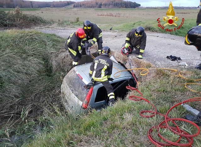 Finisce con l’auto incastrato sotto il ponte di un canale. 31enne rischia l’ipotermia