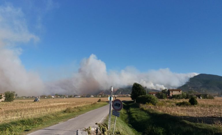 Monte Serra, nuovi focolai: 1.000 ettari in fumo. Terminata l’evacuazione