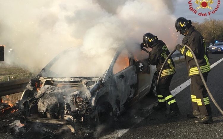 Auto in fiamme su l’A12, salva famiglia livornese