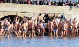 Tuffo di Capodanno ai Tre Ponti e al Gabbiano. Domenica il tuffo insieme ai pisani