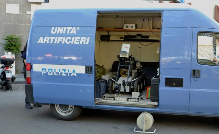 Paura per un presunto pacco bomba in piazza Roma