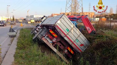 Via Firenze: camion si ribalta dopo aver urtato la volta del sottopasso