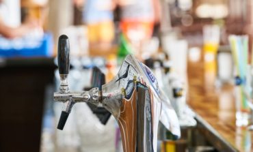 Prima finge di sedurre il barista, poi prova la rapina