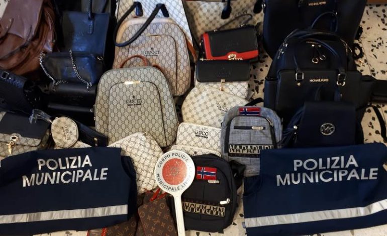 Merce contraffatta sequestrata al mercatino del Venerdì