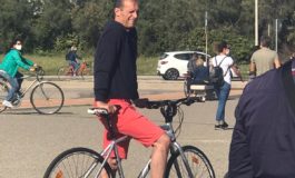 Allegri in bici su lungomare