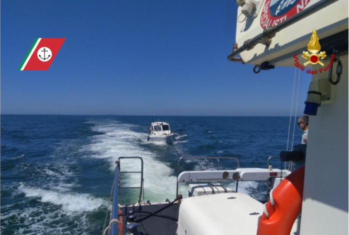 Imbarcazione rischia di affondare in alto mare , intervengono Capitaneria e Vigili del Fuoco