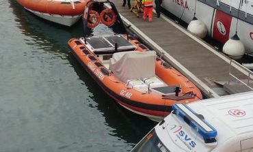Affonda imbarcazione, salvati due livornesi