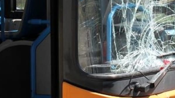 Pullman preso d’assalto da automobilista: sotto choc conducente del bus
