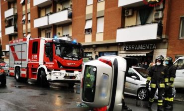 Auto si ribalta, liberati mamma e figlio