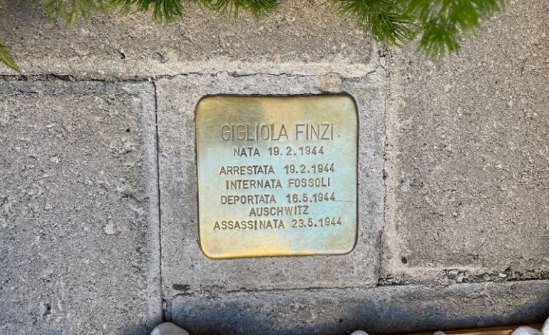 Pietra di inciampo per la piccola Gigliola Finzi uccisa ad Auschwitz, emozione tra i presenti