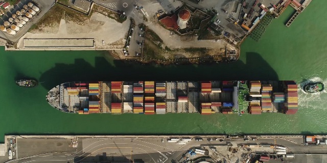 Porto: si sperimenta portacontainer con pescaggio di 12 metri