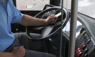 Esame universitario mentre guida il bus. Il Prof: “Vietato parlare al conducente”