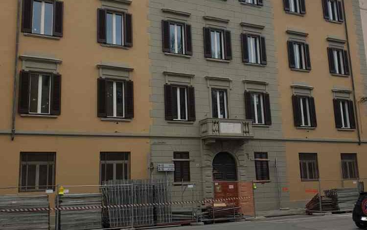 Liceo Niccolini-Palli, tolti i ponteggi dalla facciata di via Maggi