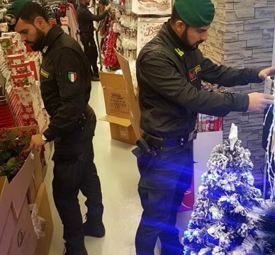 Sequestrati 100 alberi di Natale non a norma: oltre mille euro di multa al titolare di un negozio