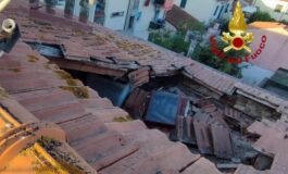Crolla tetto di una casa a Cecina