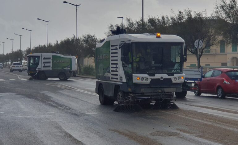 Vento e mareggiate, chiuso un tratto del viale Italia