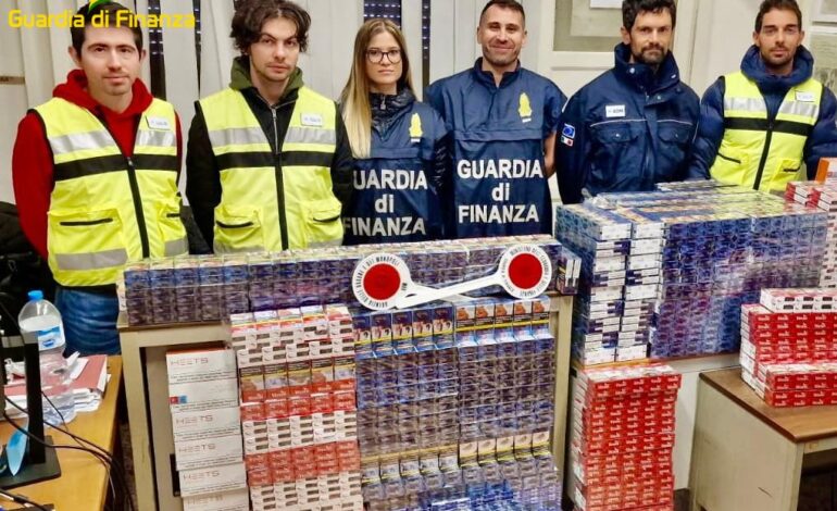 Sorpresi con 66 kg di sigarette di contrabbando nel bus sul traghetto