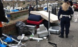 Abbandona rifiuti ingombranti in strada: individuata la proprietaria dalla Polizia Municipale