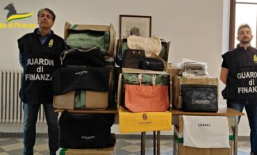 Borse di lusso false pronte a essere vendute nelle spiagge della Toscana: maxi-sequestro