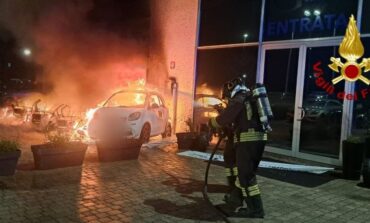 Incendio in una concessionaria: danni alle auto, nessuna persona coinvolta