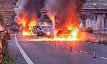 Commando assalta portavalori: caos e fiamme a San Vincenzo. Continuano senza sosta le ricerche dei rapinatori